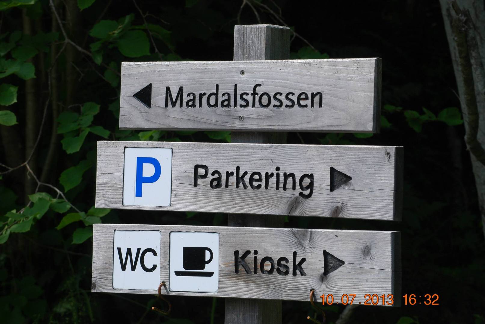 מפל Mardalsfossen-שלטי הכוונה מעץ