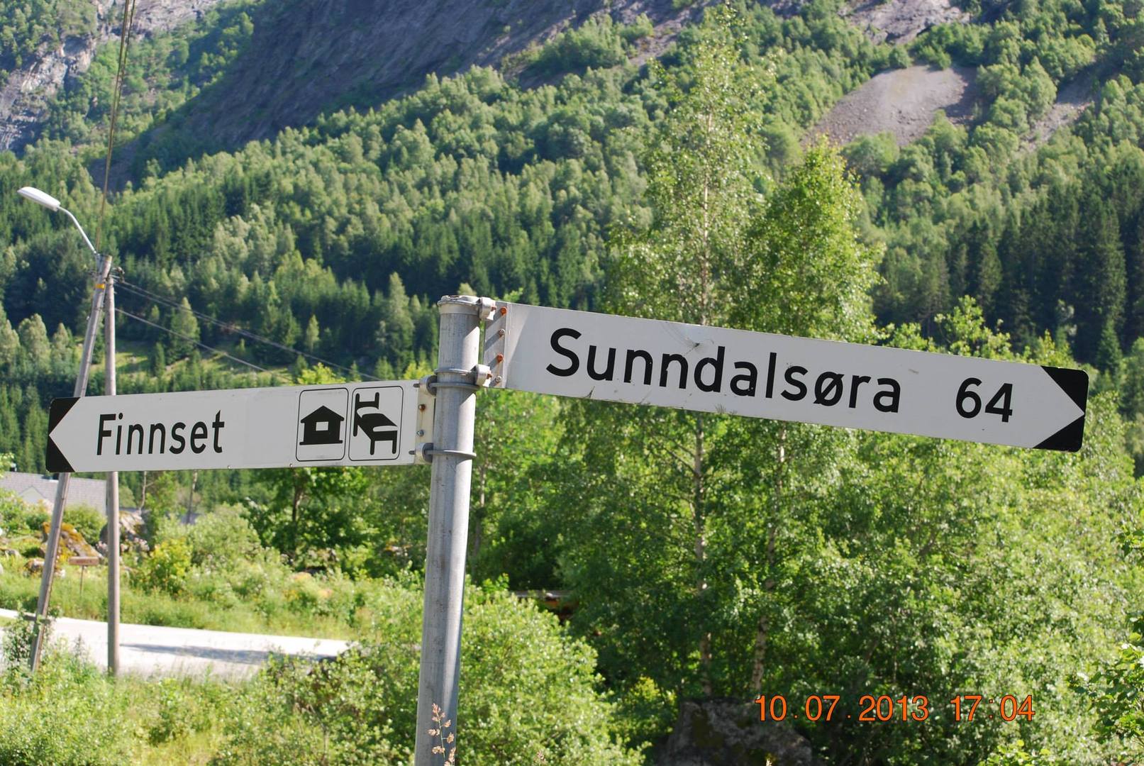 השלט מראה לנו שעד לעירSunndalsøra יש לנו עוד 64 ק"