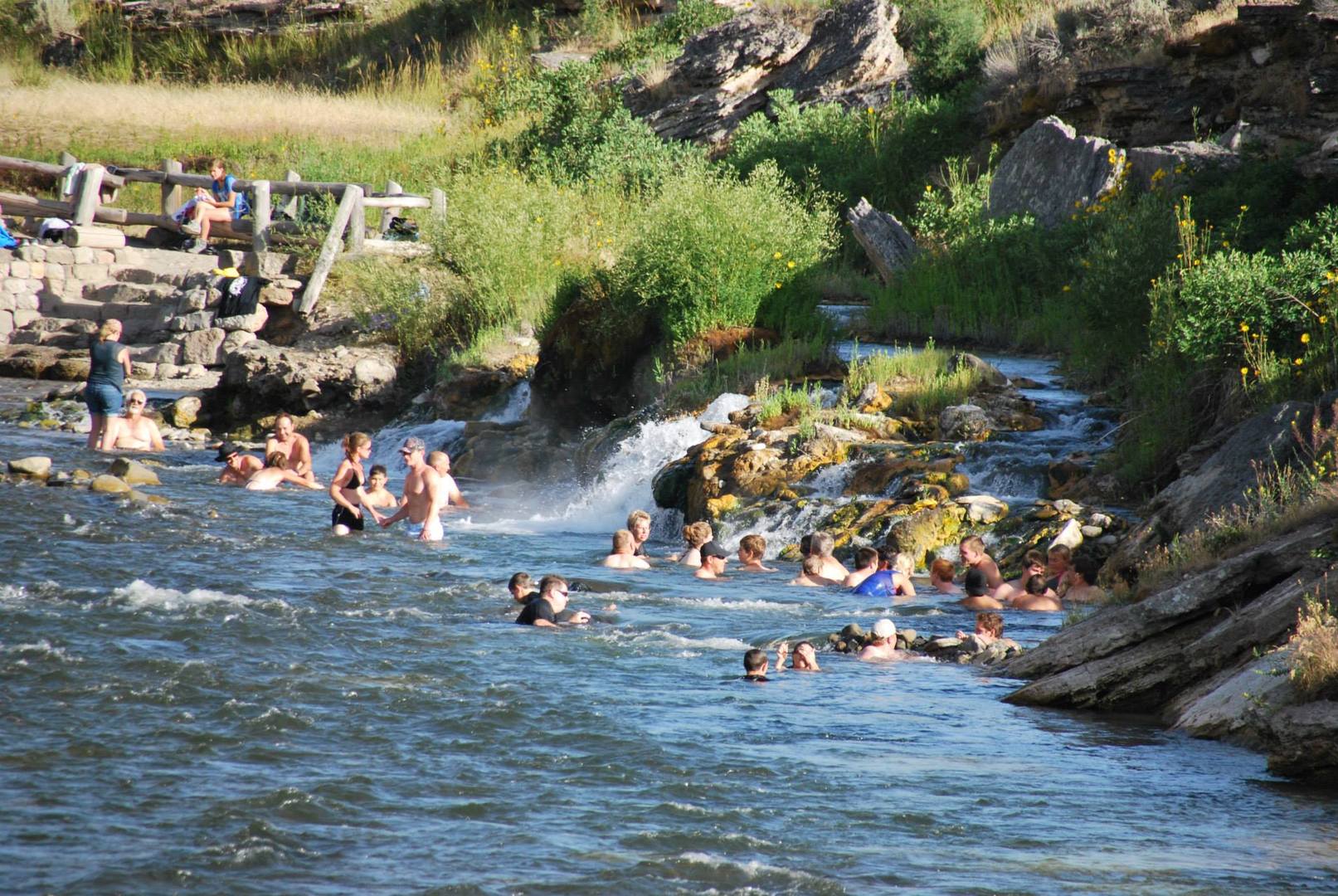 אנשים רוחצים במי הנהר הרותחים