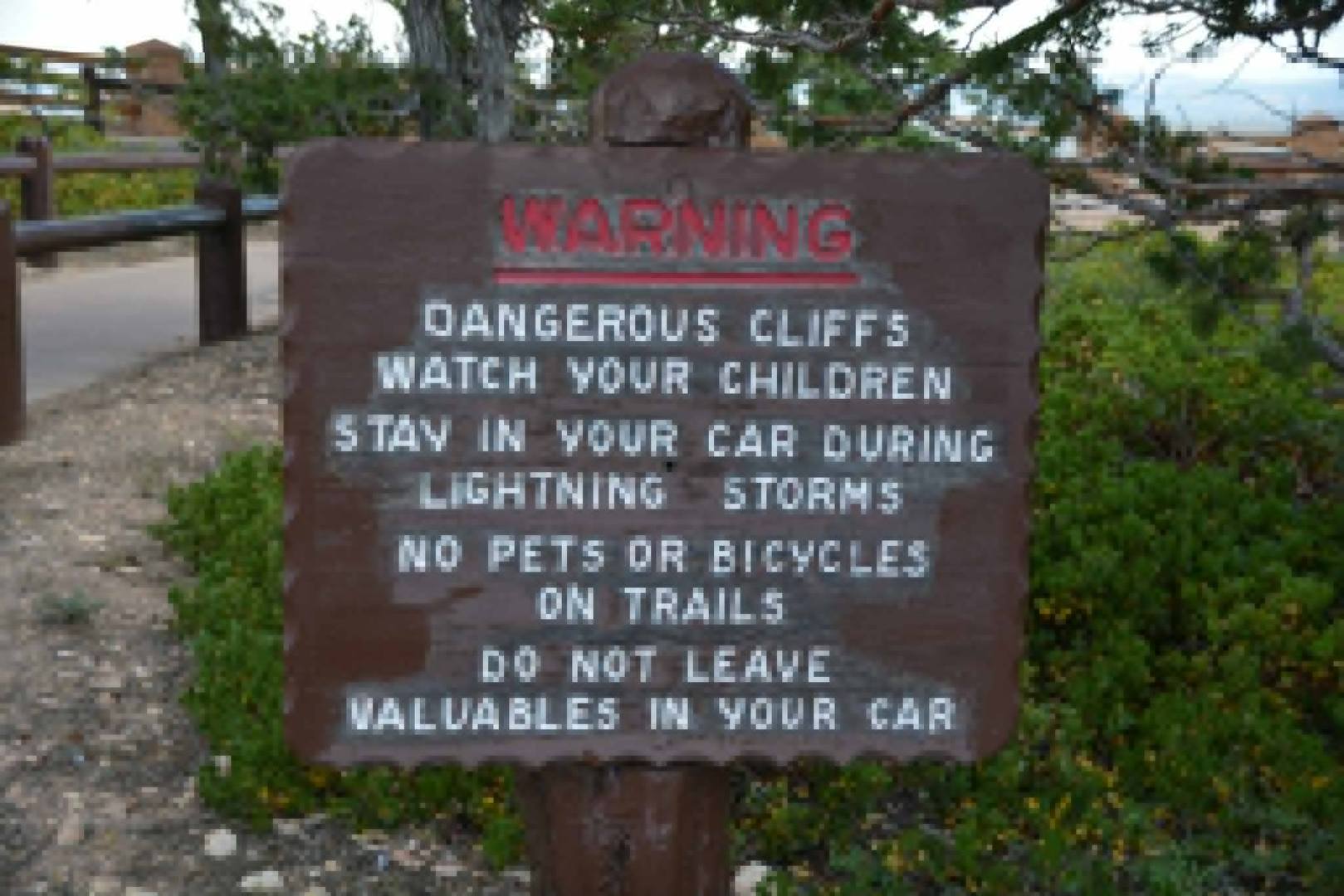 שלט אזהרה בפארק