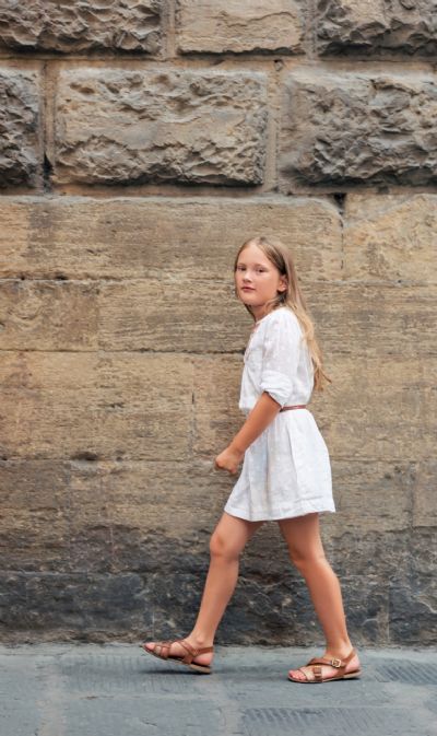 ילדה בשמלה לבנה