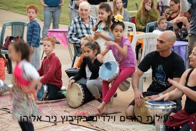 מעגל מתופפים בחגיגות קיץ בקיבוץ ניר אליהו