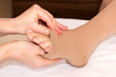 אינה בקר-התאמת גרביים אלסטיות לאחר טיפול לימפטי