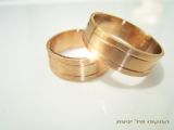 טבעות נישואין בזהב אדום עם חריטה בשוליים