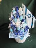 זר פרליני שוקולד, כחול/לבן, בשילוב סוכריות בצק סוכר בצורת מגן דוד - ליום העצמאות , דגלונים ודגל גדול יותר