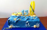 עוגה לבר מצווה לילד חובב גלישה בים. כל הקישוטים מבצק סוכר - כולל הצדפים