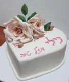 nirthday cake with gumpaste roses