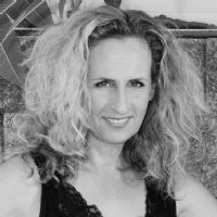 שלומית להב - מטפלת בעזרת כלבים