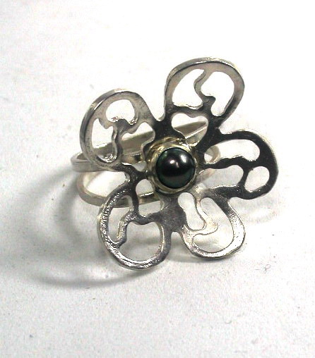 טבעת פרח קמור ופנינה