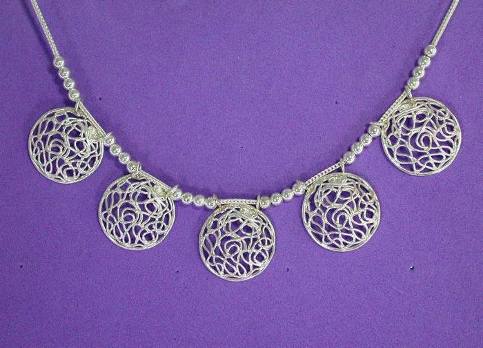 SWIRLY CIRCLES NECKLQCE