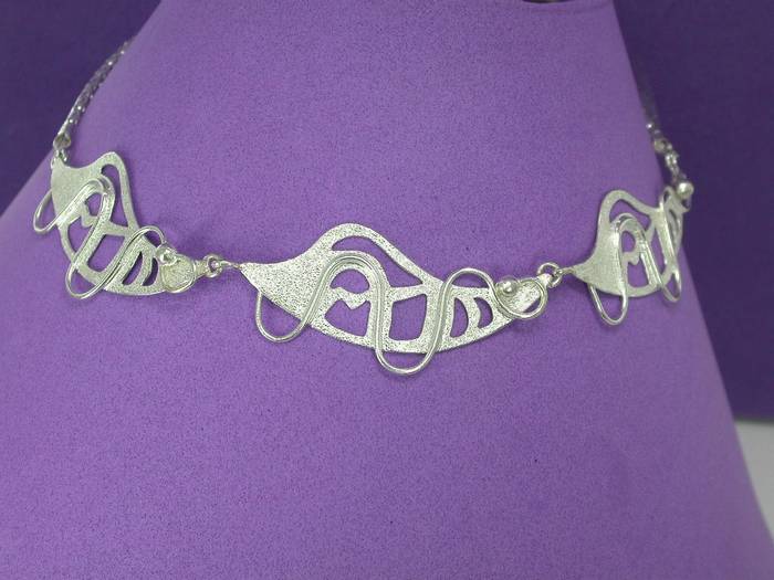 WAVES MOVEMENT NACKLACE