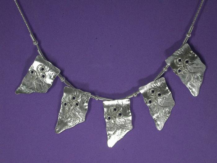 EVERYBODY TOGETHER NECKLACE