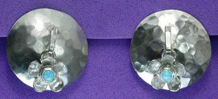 עגילי פרח האופל על רקוע