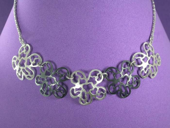 CONCAVE FLOWERS NECKLACE