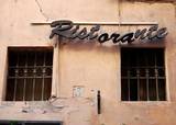 שלט מחוץ למסעדה ברומא