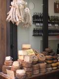 גבינות ונקניקים במעדנייה בכפר קטן באומבריה