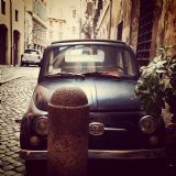 מכונית דחוקה בתוך סמטה, רומא
