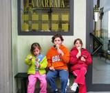 ילדי משפחת אלצור נהנים מגלידה בטוסקנה (צילום: מירב אלצור)