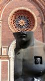 פסל חוצות באחת הפיאצות היפות במילאנו