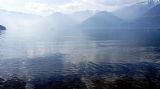 ערפילי בוקר על אגם קומו. קסם...