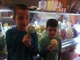 ילדי משפחת סרצ´וק בדוכן גלידות בסיינה (צילום: חנן סרצ´וק)