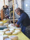 דוכן גבינות בעיר וולטרה בטוסקנה (צילום: חנן סרצ´וק)