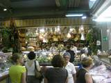 דוכן גבינות בשוק האוכל בפירנצה (צילום: מיקי פלדבאו)