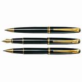 עט איקס פן מסדרת AURA.צבע שחור בשילוב זהב. עיצוב יוקרתי .מופיע בשילוב גוונים נוסף.קיים בנובע רולר וכדורי.