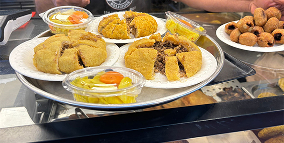 alt="טעימות קובה ומנות מזרחיות בסיור בשוק"