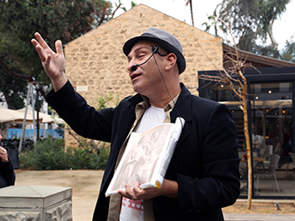 <img src="sarona-tour-guide.jpg" alt="שחקן בסיור ת