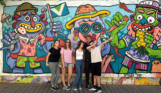 alt="ציור גרפיטי צבעוני בפלורנטין – אמנות רחוב מקו
