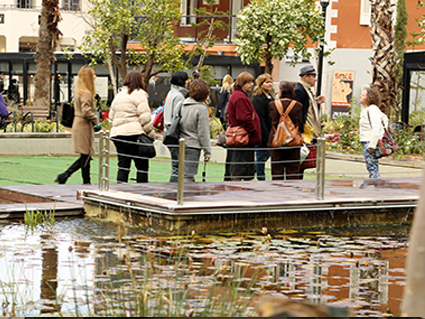 <img src="sarona-garden.jpg" alt="גינה ציבורית בשר