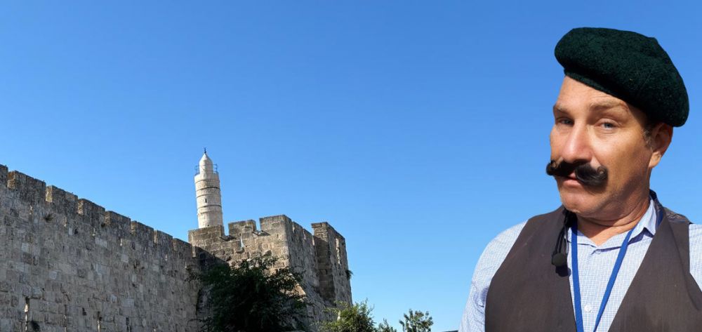<img src="tour-actor-jerusalem.jpg" alt="שחקן בדמו