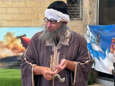 <img src="tour-actor-costume.jpg" alt="שחקן תיאטרל