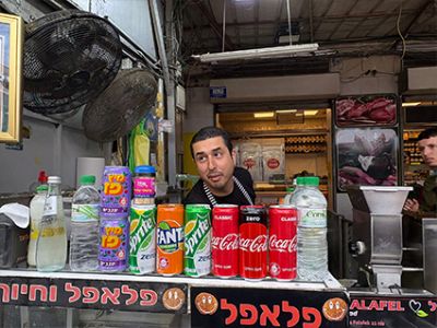 alt="פלאפל בשוק הכרמל"