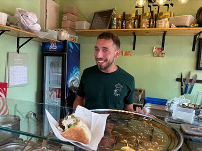 alt="סביח וירדנה בשוק הכרמל"