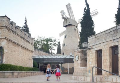 <img src="tour-street-statue.jpg" alt="משפחות"
