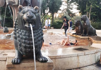 <img src="tour-fountain-cat.jpg" alt="ילדים משתעשע