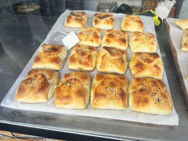 alt="מאפים טריים מהשוק במהלך סיור טעימות קולינרי"