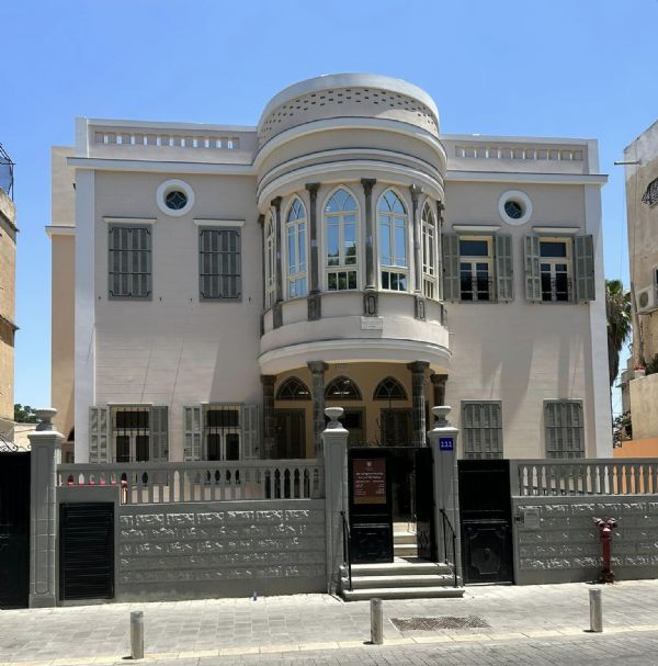 alt="חזית בניין אקלקטי בשדרות ירושלים ביפו"