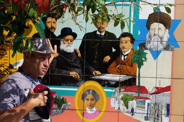 alt: סיור מודרך בנווה צדק – קבוצה מטיילת בין סמטאו