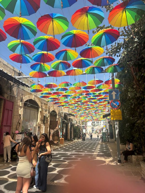 Alt Text: "סיור מודרך בשוק הפשפשים סיור סיפור 