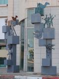 פסל סביבתי, 2001, ברזל צבוע, 4.50 מ´ גובה, בכניסה לבנין משרדים, מתחם בילו.