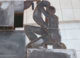 זוג מחובק, מתוך פסל סביבתי, 2001, ברזל צבוע, 4.50 מ´ גובה, בכניסה לבנין משרדים, מתחם בילו.