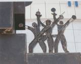 דמויות בתנועות ריקוד, מתוך פסל סביבתי, 2001, ברזל צבוע, 4.50 מ´ גובה, בכניסה לבנין משרדים, מתחם בילו.
