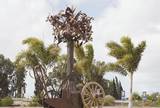 "עץ היסטורי", מראה הפסל בשילוב הנוף והסביבה, 206, ברזל, עץ, אלומיניום, 5 מ´ גובה, 2.9 מ´ רוחב, כיכר רבין, באר יעקב.