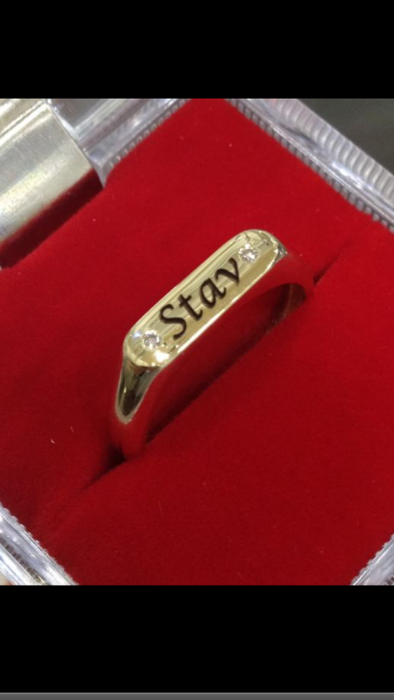 טבעת זהב צהוב 14 קראט עם חריטה אישית ושיבוץ יהלום.